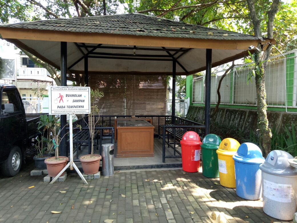RUANGAN SMOKING AREA DILENGKAPI DENGAN TEMPAT PEMBUANGAN SAMPAH 5 WARNA.jpg