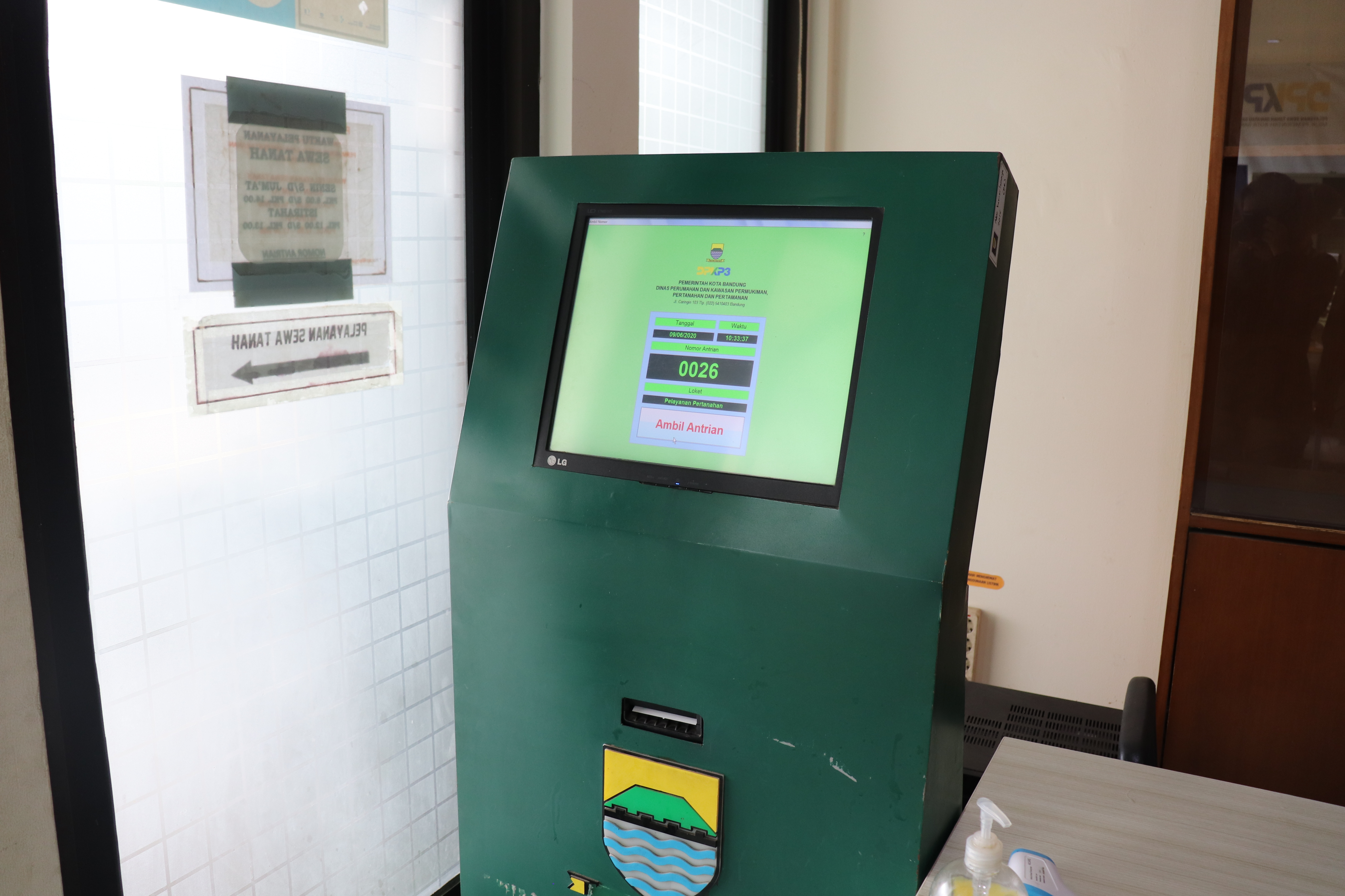 Sarana Antrian (Tiket).JPG
