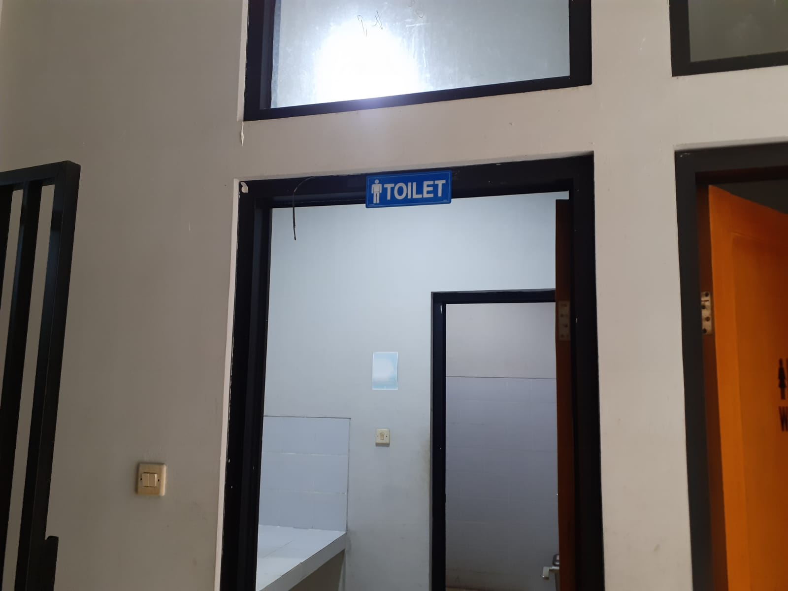 TOILET LAKI LAKI.jpg