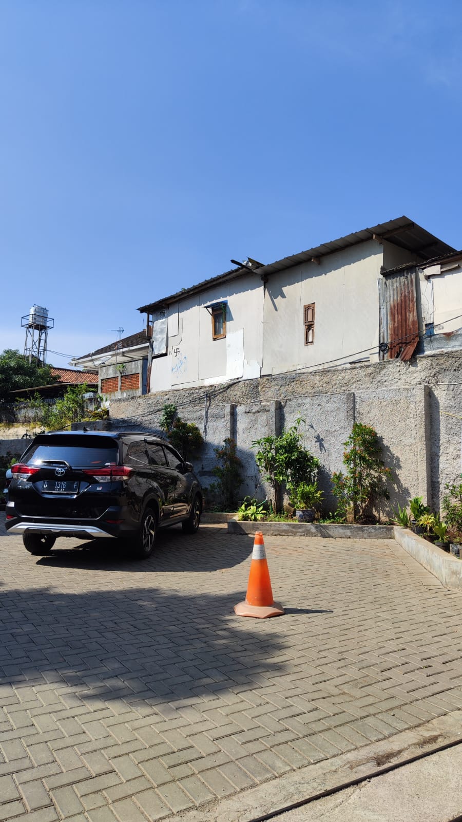 TEMPAT PARKIR MOBIL.jpg