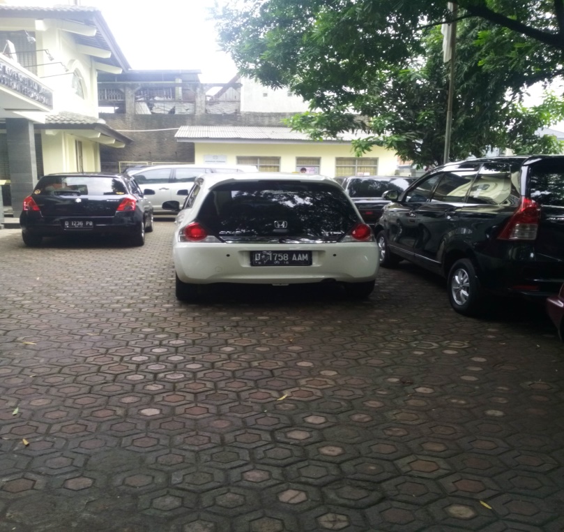 Tempat Parkir Mobil.jpg